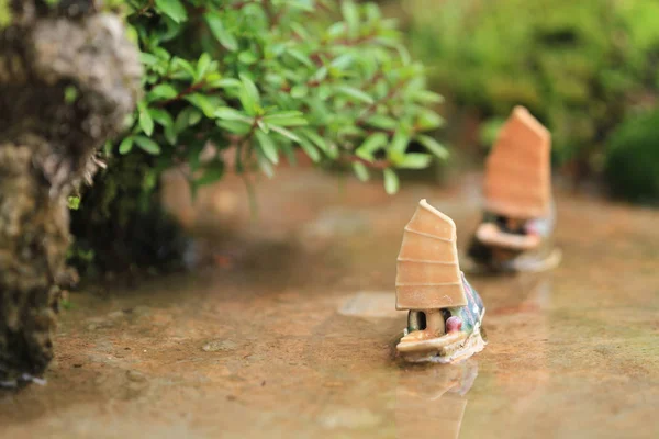 Cijfers met bonsai boom op bloem weergeven — Stockfoto