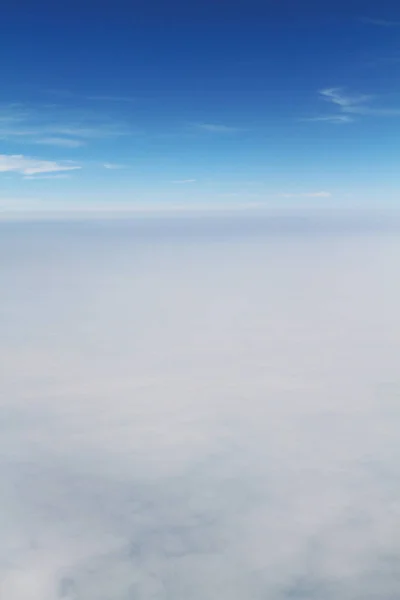 La vista del ala del avión desde la ventana del avión — Foto de Stock