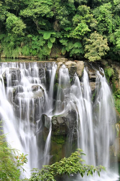 Водопад Шифэн в Пинси, Тайбэй, Тайвань — стоковое фото