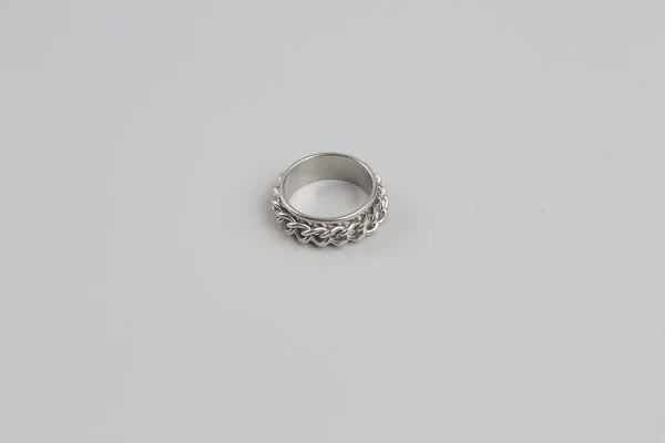 Anéis Isolados no chão traseiro branco — Fotografia de Stock