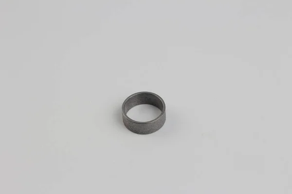 Anéis Isolados no chão traseiro branco — Fotografia de Stock