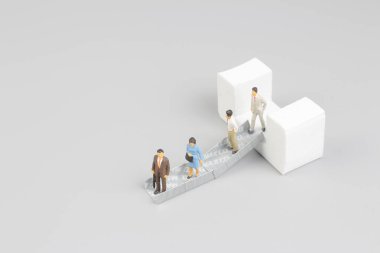 yürüyen merdiven tahta figürü