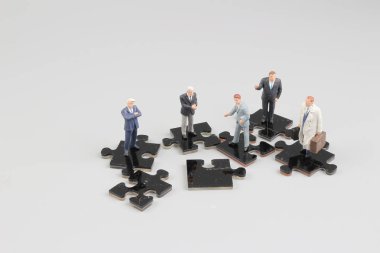 iş adamları jigsaw puzzle parçaları kadar holding işbirliği