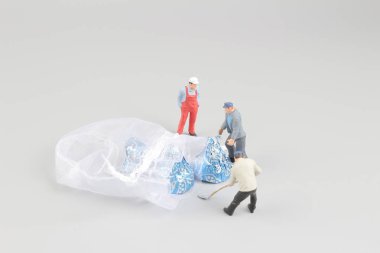 mini işçi çikolata el ile taşıma