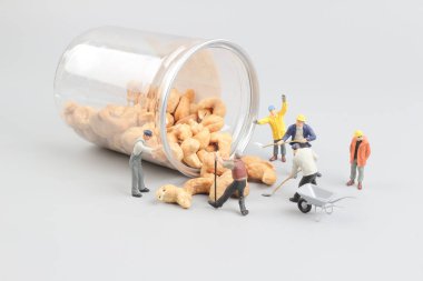 Şişe ile oyuncak incelemesi fındık