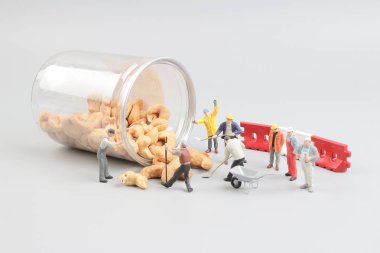 Şişe ile oyuncak incelemesi fındık