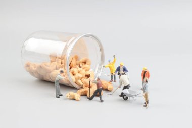 Şişe ile oyuncak incelemesi fındık