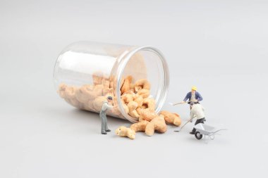 Şişe ile oyuncak incelemesi fındık