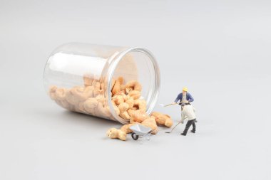 Şişe ile oyuncak incelemesi fındık