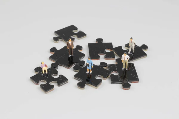 Business people collaborate holding up jigsaw pieces — стоковое фото