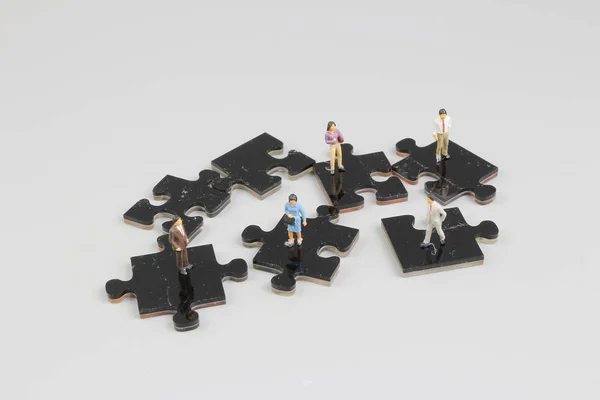 Empresários colaboram segurando peças de quebra-cabeça — Fotografia de Stock