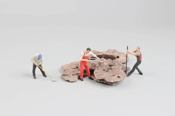 Biscoitos de chocolate com figuras brinquedo a bordo — Fotografia de Stock