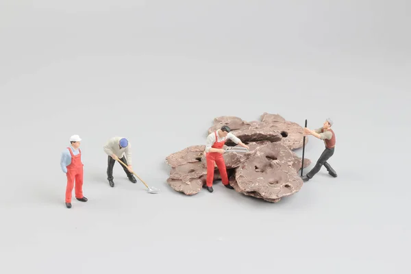 Galletas de chocolate con figuras de juguete a bordo — Foto de Stock