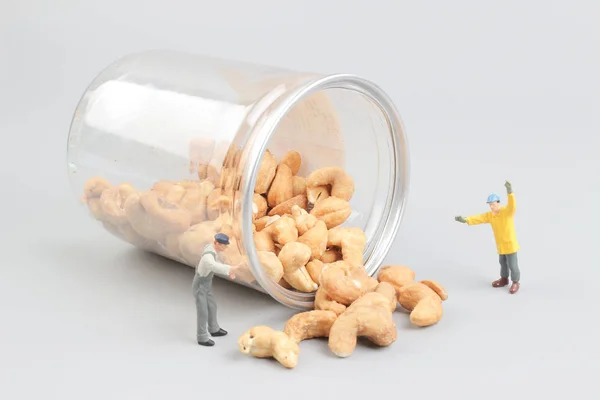 Tiny toy mijnbouw noten met fles — Stockfoto