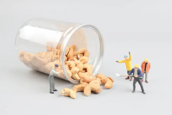 Tiny toy mijnbouw noten met fles — Stockfoto