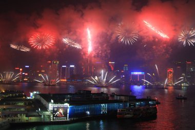Hong Kong Victoria Limanı boyunca havai fişek göster 