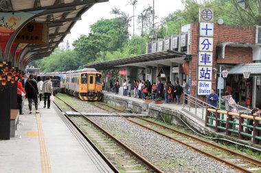 Taipei, Taiwa yakınlarında Shifen köy eski tren geçiyor