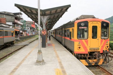Taipei, Taiwa yakınlarında Shifen köy eski tren geçiyor