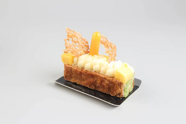 Segment van crème taart met chocolade op een white-board — Stockfoto