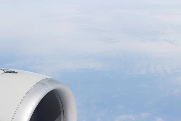Avião asa turbina aeronave voando céu azul nuvens brancas — Fotografia de Stock