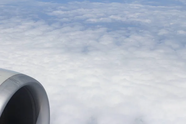 Avião asa turbina aeronave voando céu azul nuvens brancas — Fotografia de Stock
