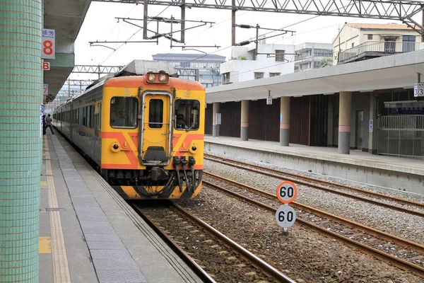 Τρένο επί της σιδηροδρομικής γραμμής στην Ταϊβάν στο 2011 — Φωτογραφία Αρχείου
