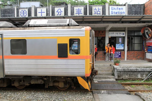 Train on the railway in Taiwan at 2011 — Stock Photo, Image