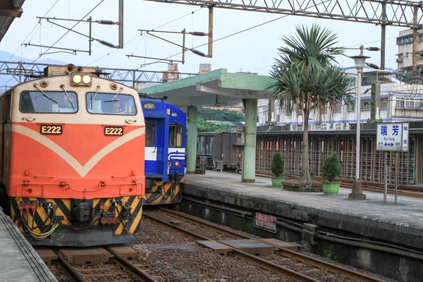 Train on the railway in Taiwan at 2011 — Stock Photo, Image