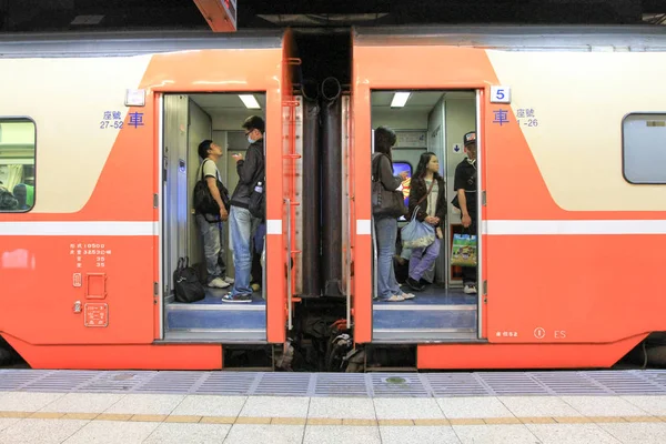 Zug auf der Bahn in Taiwan im Jahr 2011 — Stockfoto
