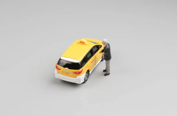 Tayvan arka zemin üzerinde izole küçük taksi araba — Stok fotoğraf