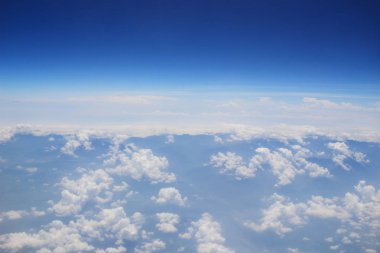 Bulutlar bir jet uçak penceresinden bakış.