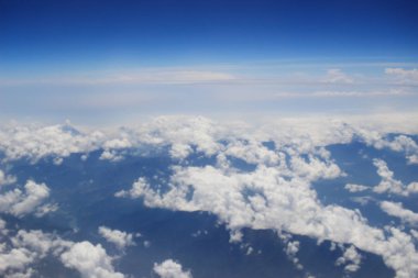 Bulutlar bir jet uçak penceresinden bakış.