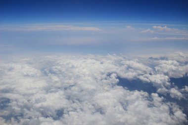 Bulutlar bir jet uçak penceresinden bakış.