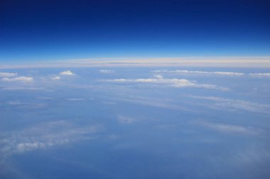 Bulutlar bir jet uçak penceresinden bakış.