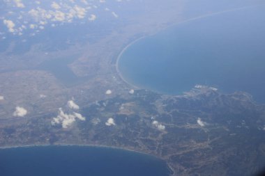 Arazi, alanlar ve bulutların Üstten Görünüm