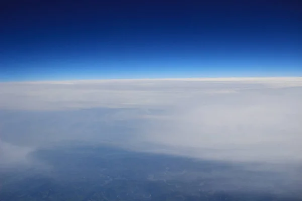 Vista de nuvens da janela de um avião a jato . — Fotografia de Stock