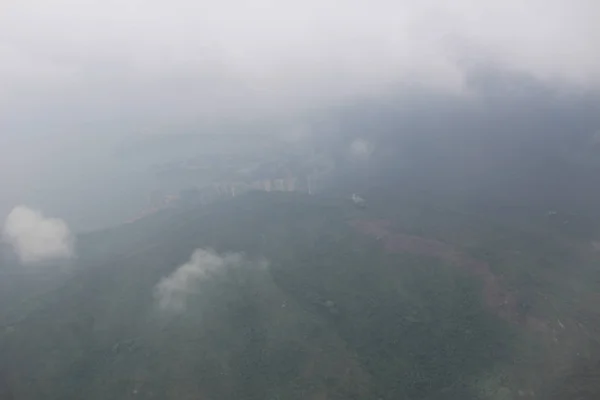 ジェット航空機の窓から雲のビュー. — ストック写真