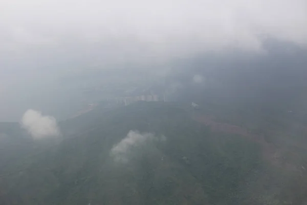 Vista de las nubes desde la ventana de un avión a reacción . —  Fotos de Stock