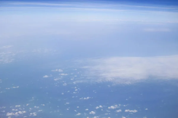 Vue des nuages depuis la fenêtre d'un avion à réaction . — Photo