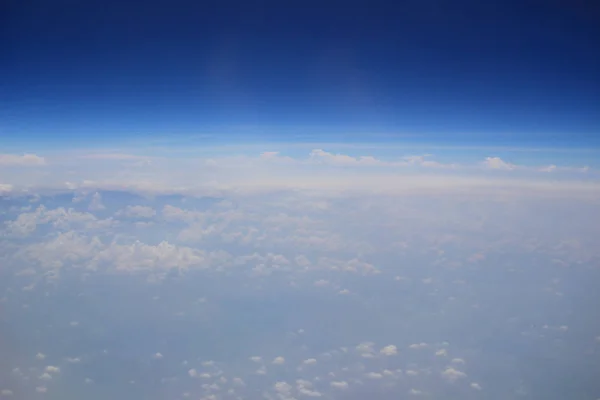 Udsigt over skyer fra vinduet i et jetfly . - Stock-foto