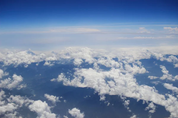 Weergave van wolken vanuit het raam van een straaljager. — Stockfoto