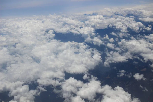 Вид облаков из окна реактивного самолета . — стоковое фото