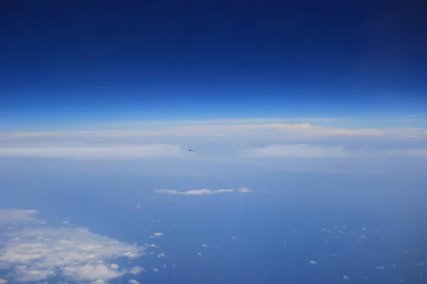 Vista de nuvens da janela de um avião a jato . — Fotografia de Stock