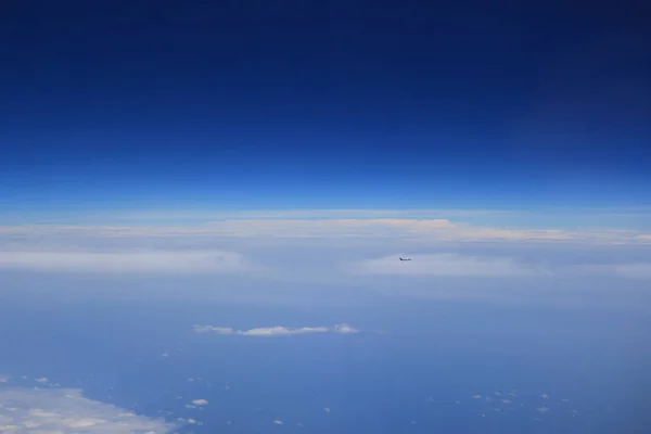 Weergave van wolken vanuit het raam van een straaljager. — Stockfoto