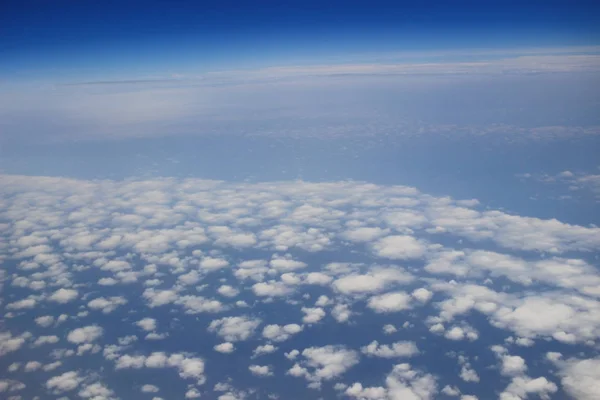 从喷气式飞机的窗口看到的云. — 图库照片