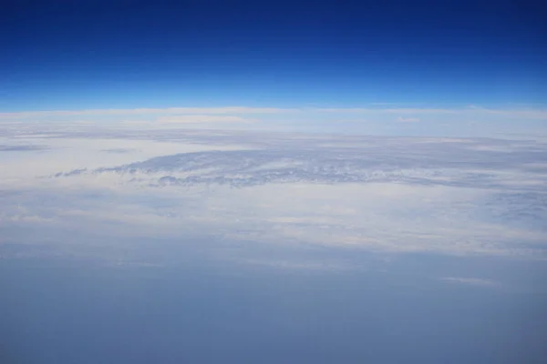 Blick auf Wolken aus dem Fenster eines Düsenflugzeugs. — Stockfoto
