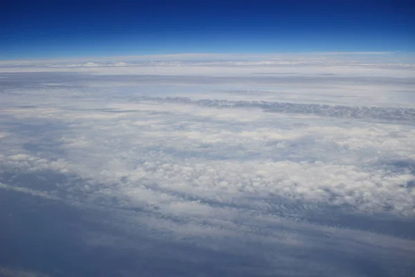 Vista de nuvens da janela de um avião a jato . — Fotografia de Stock