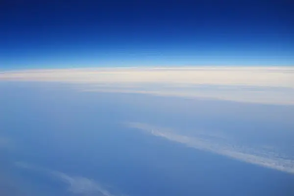 Vista de nuvens da janela de um avião a jato . — Fotografia de Stock