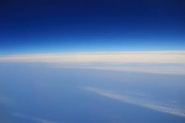 Nézd a felhők, a repülőgép ablakból. — Stock Fotó