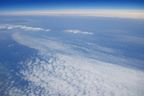 从喷气式飞机的窗口看到的云. — 图库照片